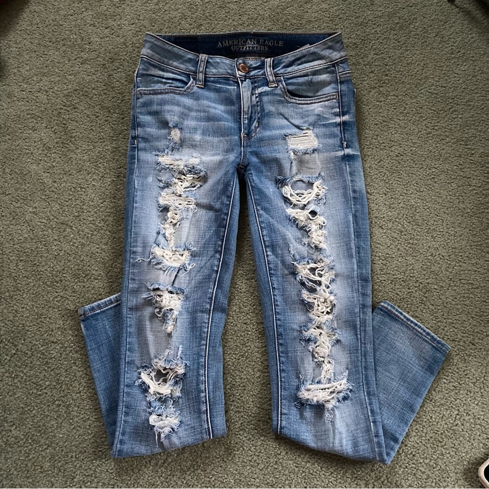 American Eagle Outfitters Light Wash Distressed/Destroyed Mid-Rise Jegging